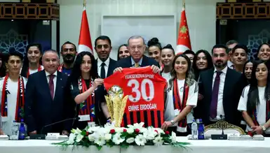 Erdoğan, Yüksekovaspor Kadın Futbol Takımını Kabul Etti