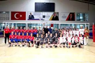 Hakkari'de Midi Kızlar Voleybol Şampiyonu Belli Oldu!