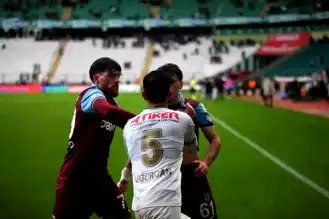 Konyaspor-Trabzonspor Maçında Kavga: Yedekler de Dalaştı!