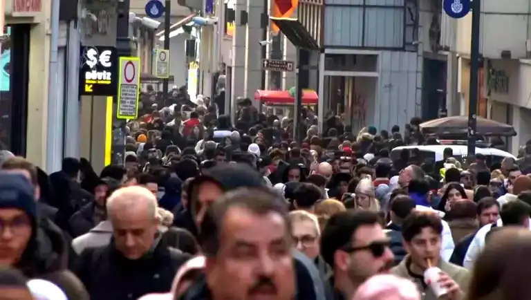 Beyoğlu'nda Yeni Yıl Coşkusu: İstiklal Caddesi Tıklım Tıklım!