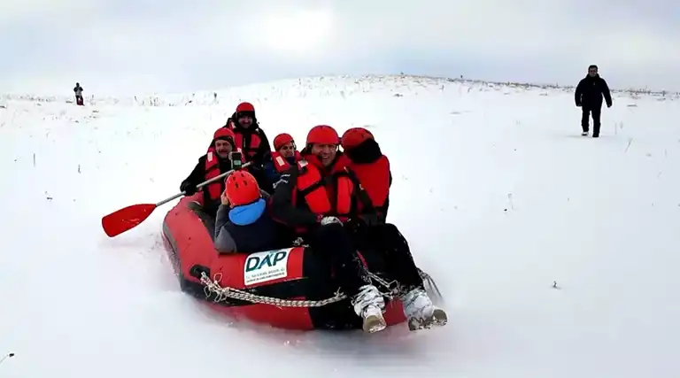 Erzurum'da Kar Üzerinde Rafting Heyecanı!
